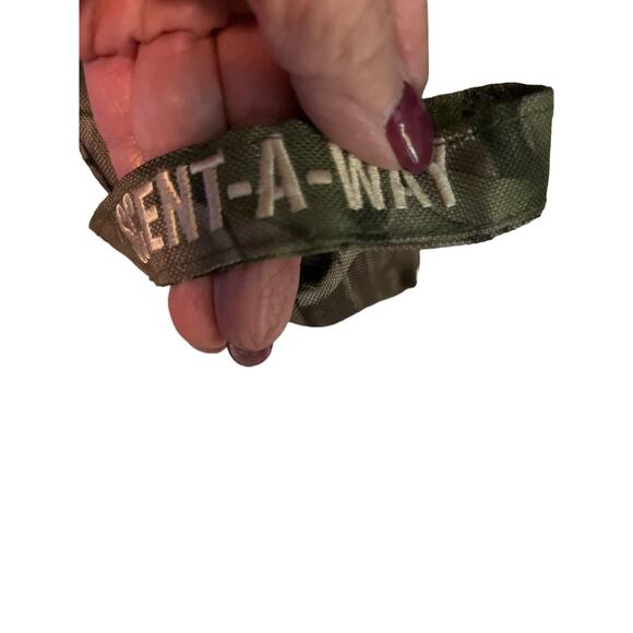 Realtree Camoflauge zipper pouch w handle with Scent-A-Way writing Preowned - Picture 3 of 4